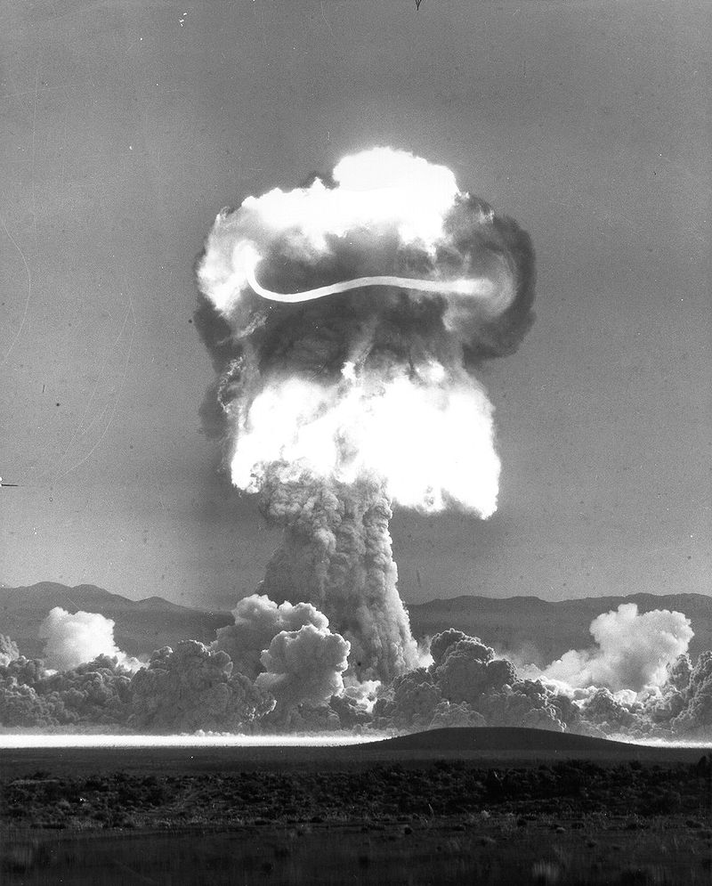 Illustration for article titled El día que cinco voluntarios se colocaron bajo la explosión de una bomba nuclear para ver lo que pasaba